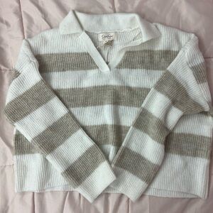Never worn, cute colar sweater